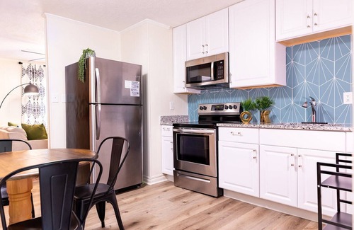 Covington House | Artist's Bungalow- 1/2 mi from Covington Square