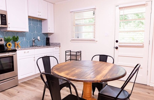 Covington House | Artist's Bungalow- 1/2 mi from Covington Square