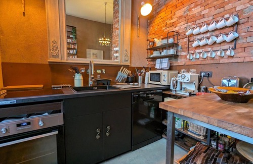 Angouleme Cottage | Artist's Loft with Home Cinema, Yoga Room, and Private Courtyard - Sleeps 10