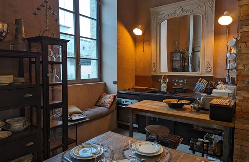 Angouleme Cottage | Artist's Loft with Home Cinema, Yoga Room, and Private Courtyard - Sleeps 10