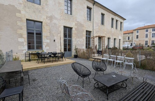 Angouleme Cottage | Artist's Loft with Home Cinema, Yoga Room, and Private Courtyard - Sleeps 10