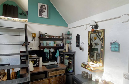 Mollenbeck Apartment | Artist's Studio Salvador Dalí with Private Terrace, Shared Garden and Wi-Fi