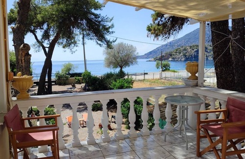 Psatha Apartment | Artistic Studio in beachfront property with large shared garden