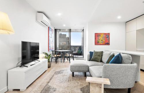 Collingwood North Apartment | Artistic Urban Getaway just off Smith Street!