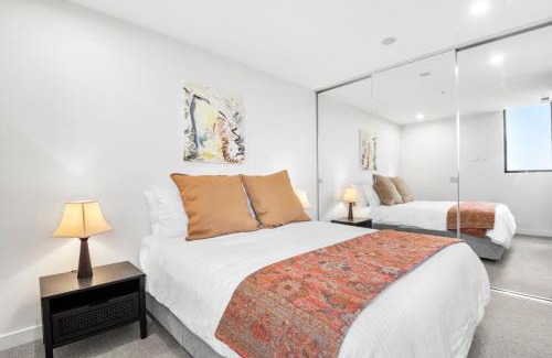 Collingwood North Apartment | Artistic Urban Getaway just off Smith Street!