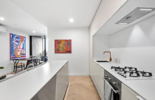 Collingwood North Apartment | Artistic Urban Getaway just off Smith Street!