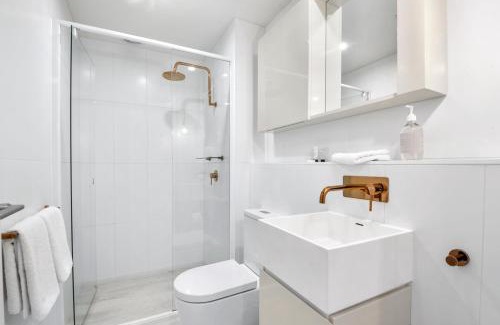 Collingwood North Apartment | Artistic Urban Getaway just off Smith Street!