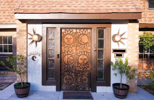 Crownhill Park House | Artsy Bohemian - 2 Min to Airport -TheGoodPlace#2