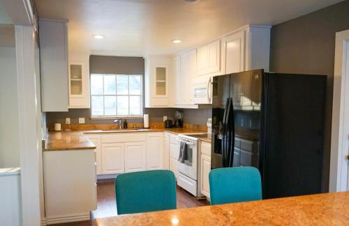 Crownhill Park House | Artsy Bohemian - 2 Min to Airport -TheGoodPlace#2