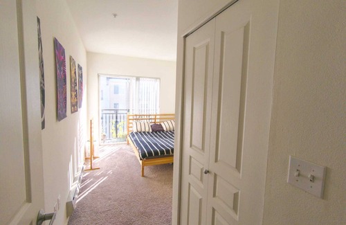 South Lake Union Apartment | Artsy & Cosy Apartment in Seattle. Next to Seattle Needle and Sculpture Park!