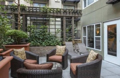 South Lake Union Apartment | Artsy & Cosy Apartment in Seattle. Next to Seattle Needle and Sculpture Park!