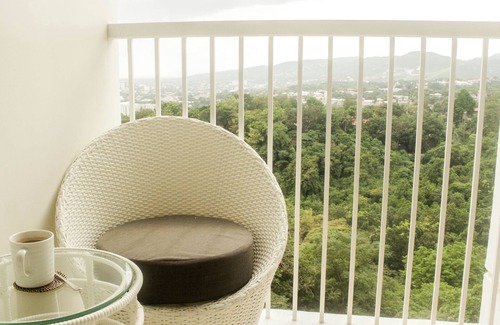 Lahug Condo | Artsy modern well appointed 1BR/1BA