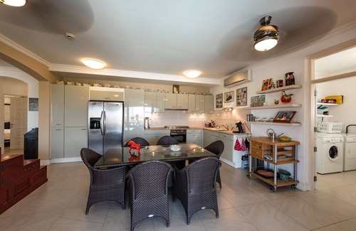 Boegoeroei Villa | Aruban villa in Nord, great view, cozy, safe, short drive to many beaches