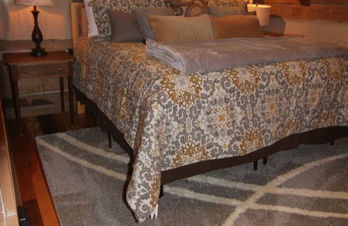 Langston Cabin | As seen on Barnwood Builders! 5 Bedrooms, PLUS detached bunk/guest house