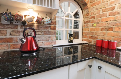 Winestead Cottage | ASH TREE LODGE, pet friendly, with hot tub in Burton Pidsea