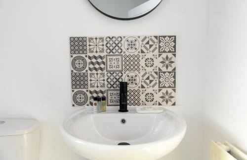 Barry House | Asher Suite - Cozy 2BR Home with Parking & WIFI