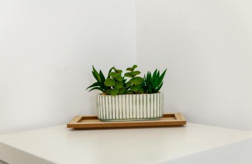 Barry House | Asher Suite - Cozy 2BR Home with Parking & WIFI