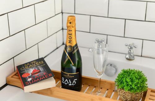 Barry House | Asher Suite - Cozy 2BR Home with Parking & WIFI