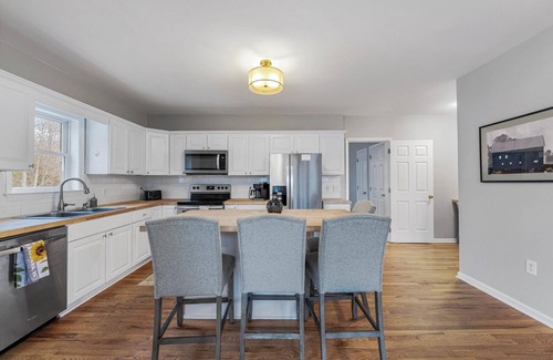 Fletcher House | Asheville Home close to Airport! 20 minutes to Biltmore!