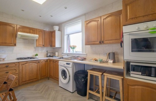 Coatbridge Apartment | Ashgrove House - 3 bedroom