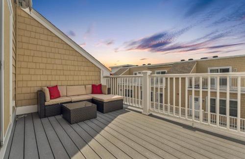 Hampton House | Ashworth Escape Balcony Steps to Beach AC