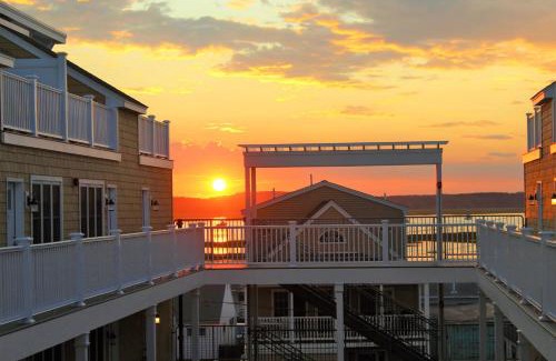 Hampton House | Ashworth Escape Balcony Steps to Beach AC