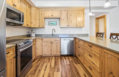 Government Camp Condo | Ask about summer discounts! Walk to Govy/Ski Bowl, Garage parking, Sleeps 8
