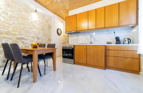 Asites Villa | Asmani Traditional House with Jacuzzi, Sauna & small Gum, ideal for relaxing