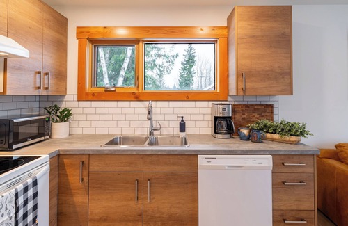 Revelstoke Apartment | Aspen Adventure House - Luxury Suite - 2 minutes from Revelstoke Mountain Resort