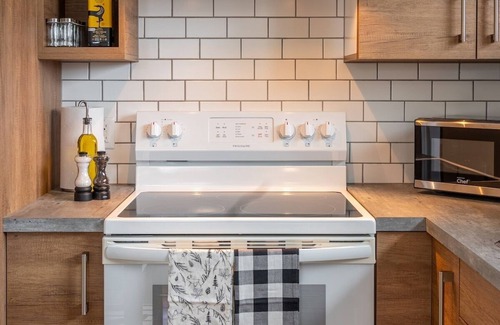Revelstoke Apartment | Aspen Adventure House - Luxury Suite - 2 minutes from Revelstoke Mountain Resort