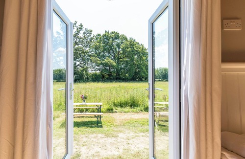 Graffham Cabin | Aspen Leaves - Tranquil Shepherds Hut- Views of The South Downs National Park