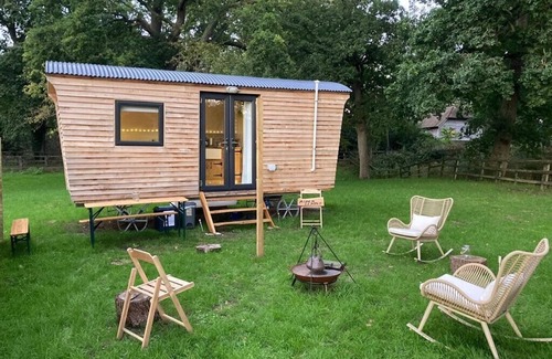 Graffham Cabin | Aspen Leaves - Tranquil Shepherds Hut- Views of The South Downs National Park