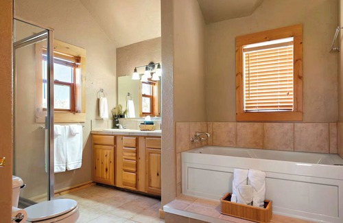 Cripple Creek Cabin | ★ Aspen + Mtn Views ★ Hot Tub + Pool Table + Bar