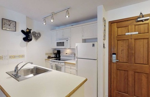Upper Village Condo | Aspens #234 Prime Ski-in Ski-out Location! Pool, Hot tubs, BBQ, sleeps 6