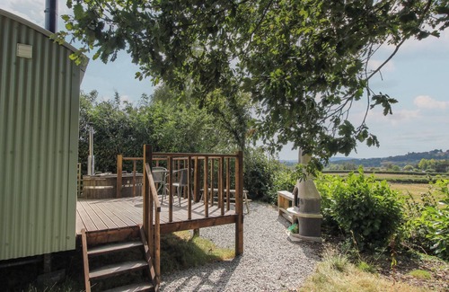 Craven Arms Cottage | ASTON - SHEPHERD HUT, romantic, with hot tub in Aston On Clun