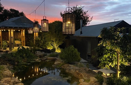Hepburn Cottage | Astonishing luxury just minutes walk from restaurants & shops