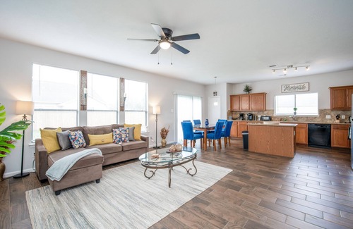 Mission Bend House | Astonishing Oasis in Houston, 4 Bdrm/2.5 Bath/Pool table/Office/Backyard