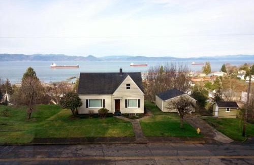 Astoria Apartment | Astoria Painted Lady Historic Apt with River View!