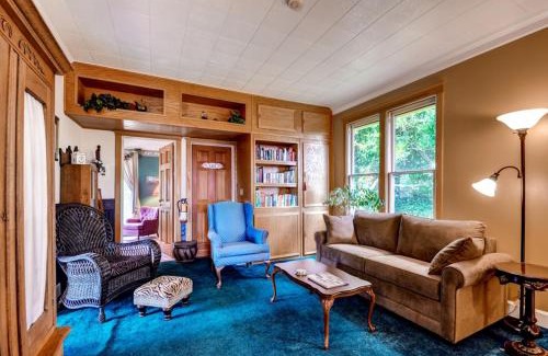 Astoria Apartment | Astoria Painted Lady Historic Apt with River View!