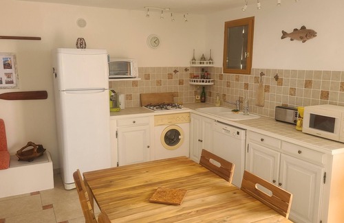 Chine House | At 20 meters from the sea, traditional fisherman's cabanon,