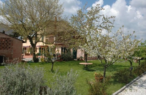 Lucca House | At 5 minutes from the Walls of Lucca and 10 from historic villas, the house is part of an ancient court completely renovated with courtyard, large garden