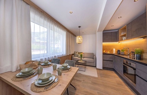 Bruck an der Grossglocknerstrasse Apartment | Beautiful apartment for 4 guests with WIFI, TV, terrace, pets allowed and panoramic view