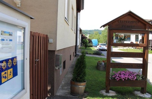 Eisenstadt Apartment | Four-bed room with shower, WC - Filbert guest room