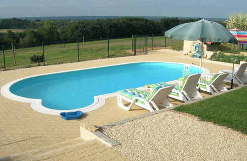 Cazeres-sur-l'Adour Cottage | At the heart of an equine farm. Reside in a cottage of 70 m. with a pool.