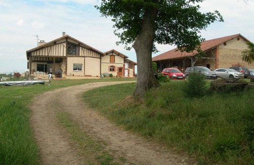 Cazeres-sur-l'Adour Cottage | At the heart of an equine farm. Reside in a cottage of 70 m. with a pool.