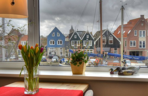Monnickendam Apartment | At the water, maritime furnished apartment, private entrance, with scaffolding