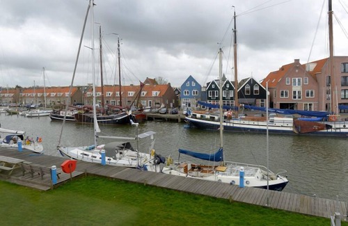Monnickendam Apartment | At the water, maritime furnished apartment, private entrance, with scaffolding