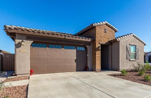 Maryvale Apartment | AT YOUR SERVICE - Modern Amenities, Urban Location, Sophisticated Style