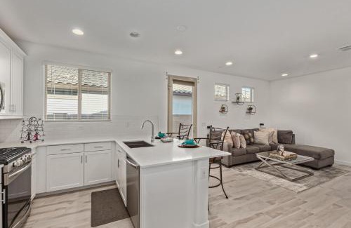 Maryvale Apartment | AT YOUR SERVICE - Modern Amenities, Urban Location, Sophisticated Style
