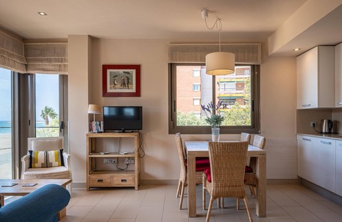 Torredembarra Apartment | AT010 Ultramar: Apartamento con vistas al mar y al paseo marítimo en segunda línea de la playa